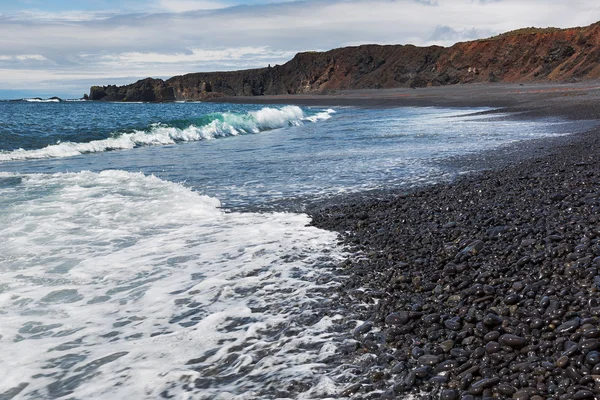 Praia de seixos negros na Islândia . — Fotografia de Stock