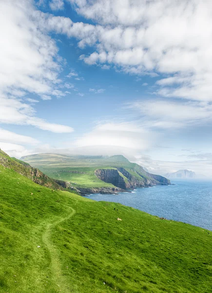 Trekking sulla pittoresca isola Mykines, Isole Faroe . Immagini Stock Royalty Free