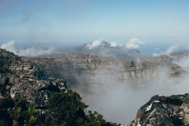 Masa Dağı 'ndaki sis manzarası