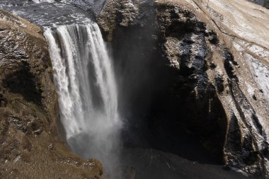 İlkbaharda havadan bakıldığında aşırı şelale