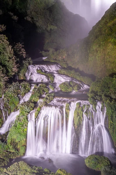 夏は夜になるとマルモアの滝が — ストック写真