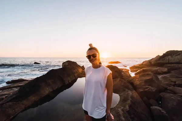 Eine Frau Die Einer Meereslandschaft Vor Sonnenuntergang Steht — Stockfoto