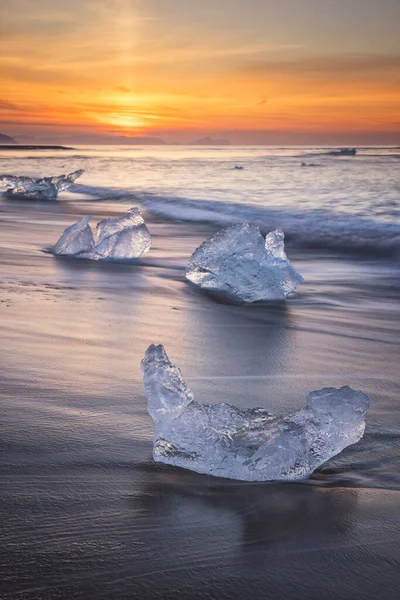 Bloco Gelo Sobre Areia Preta Praia Diamante Nascer Sol — Fotografia de Stock