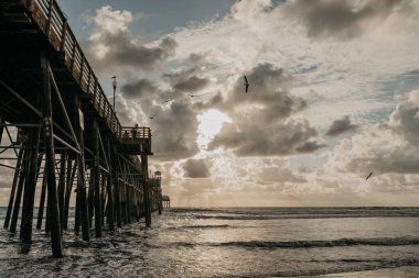 Gün batımından hemen önce iskelede.