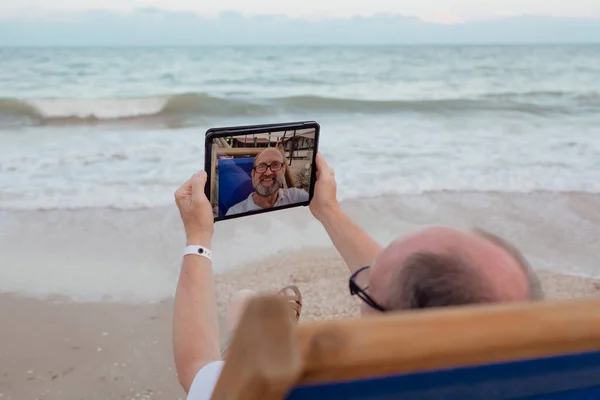 Grappige Oude Man Die Selfie Tablet Inneemt Zomervakantie — Stockfoto