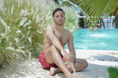 Havuz başındaki genç adam.