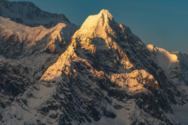 Alaska 'nın iç kesimlerindeki Alaska Sıradağlarında gün batımı karla kaplı tepelerde parlıyor.