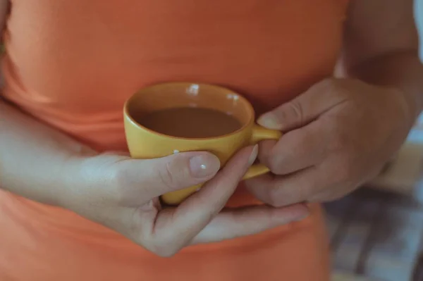 Donna Arancione Tiene Mano Una Tazza Caffè Latte — Foto Stock
