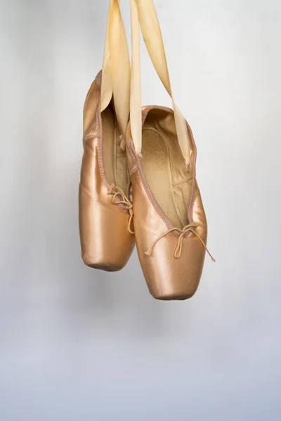 Ballet Slippers Met Oranje Lint Een Houten Vloer Witte Achtergrond — Stockfoto