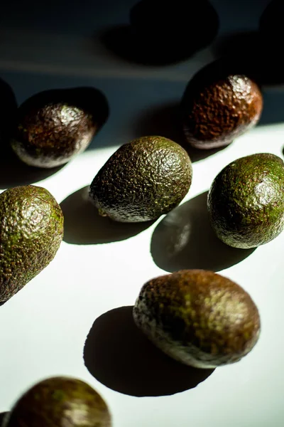 Vele Avocado Witte Achtergrond — Stockfoto