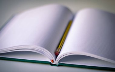 Defter ve kalem masada