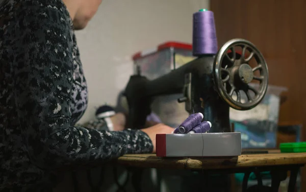 Woman Sews Retro Cast Iron Sewing Machine — Stock Photo, Image