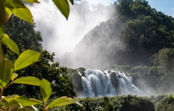 ヨーロッパで最も高いアンブリア州の滝より人工的な滝 — ストック写真