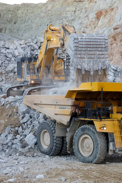 Mining Machinery Trabalho Com Grandes Pedras — Fotografia de Stock