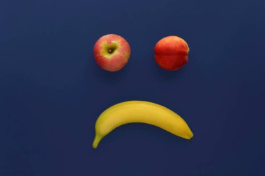 Meyve suratlı çok üzgün bir gülümseme..