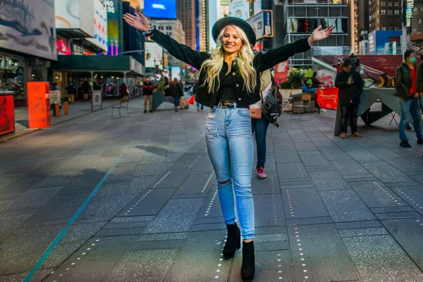 Fille Posant Dans Times Square — Photo