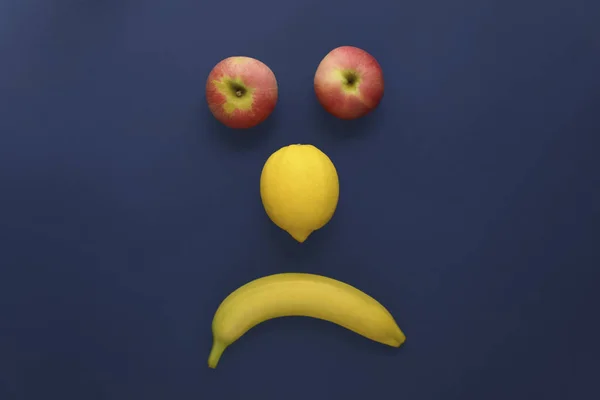 Rosto Desanimado Feito Frutas Maduras Forma Sorriso — Fotografia de Stock