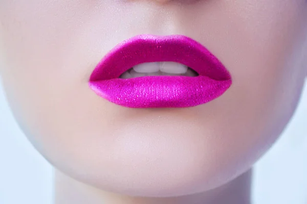 唇にピンクのキラキラ口紅 — ストック写真