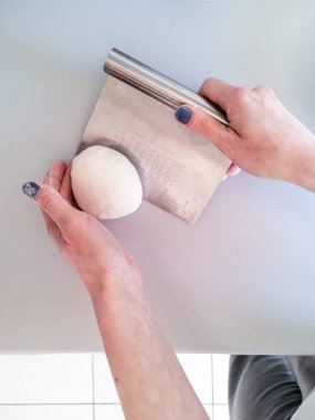 Kazıyıcı ile ekmek için hamur hazırlama işlemi