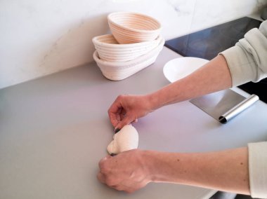 Bir somun ev yapımı ekmek pişirmek için hamur hazırlayın.