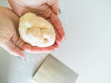 Hamur ekmeği aşçının ellerinde.