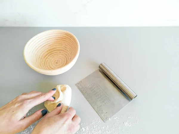 Handen Van Bakker Vormen Een Brood Van Het Deeg — Stockfoto