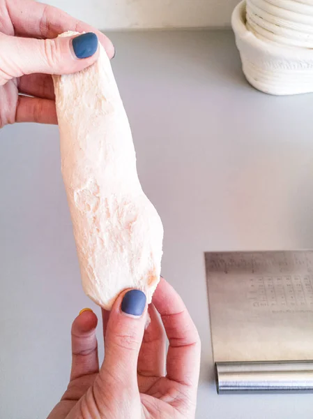 Ręce Kobiety Rozciągają Kawałek Ciasta Aby Sprawdzić Jakość Mąki — Zdjęcie stockowe