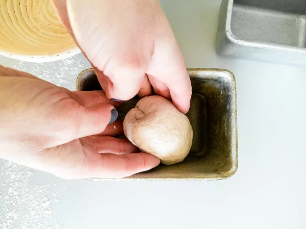 Piekarz Przygotowuje Ciasto Pieczenia Umieszcza Pleśni — Zdjęcie stockowe