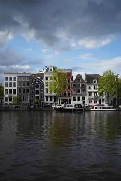 Lång Exponering Skott Amsterdam Kanal Och Typisk Hemvist — Stockfoto