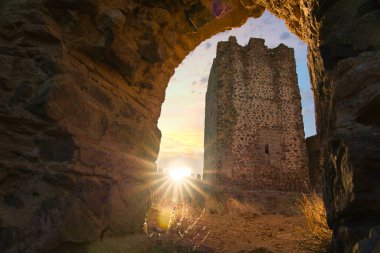 Toledo Almonacid 'deki Şato manzarası gün batımında Castilla La Mancha