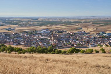 Toledo 'nun Almonacid kasabasının genel manzarası, Castilla La Mancha