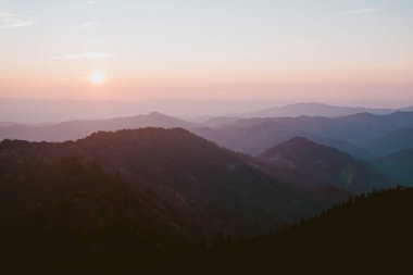 Mavi ve mor gün batımı Dağlar denizi üzerinde
