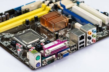 bir bilgisayarın parçalanmış elektronik ana kartı