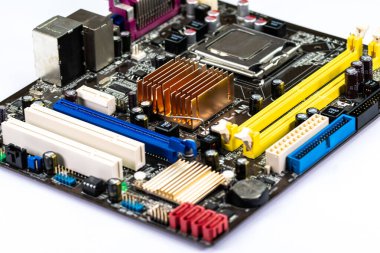 bir bilgisayarın parçalanmış elektronik ana kartı