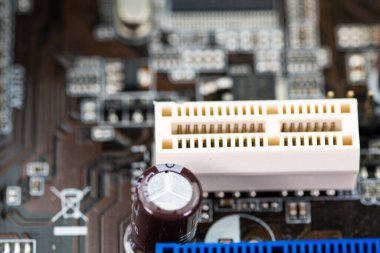 Bir bilgisayar anakartının bağlantıları