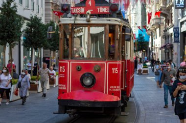 09 05 2021 İstanbul Türk tramvay hattı ünlü Taksim Meydanı Katranında