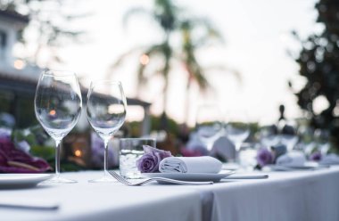 Düğün yemeğinde çatal bıçak takımı hazır.