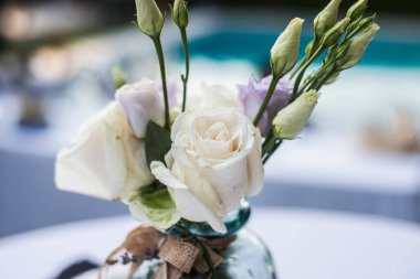 Çiçeklerden yapılmış bir süs.