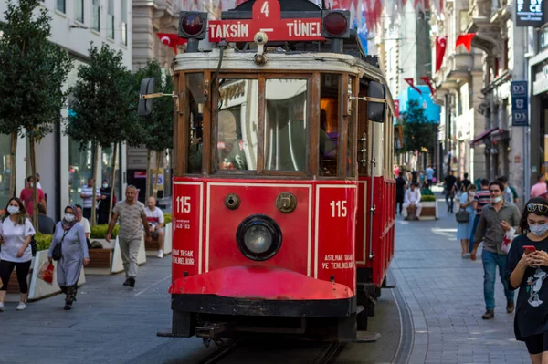 09 05 2021 İstanbul Türk tramvay hattı ünlü Taksim Meydanı Katranında