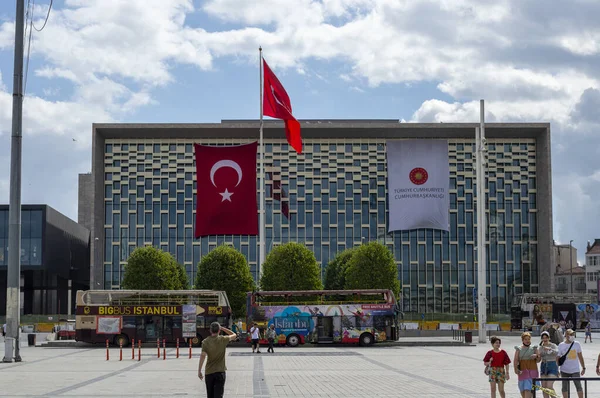 09 05 2021 İstanbul Türk tramvay hattı ünlü Taksim Meydanı Katranında