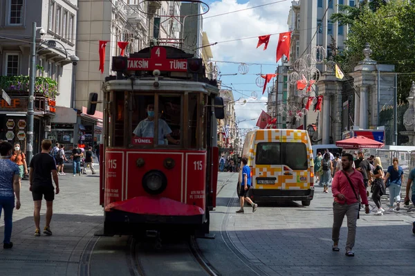 09 05 2021 İstanbul Türk tramvay hattı ünlü Taksim Meydanı Katranında
