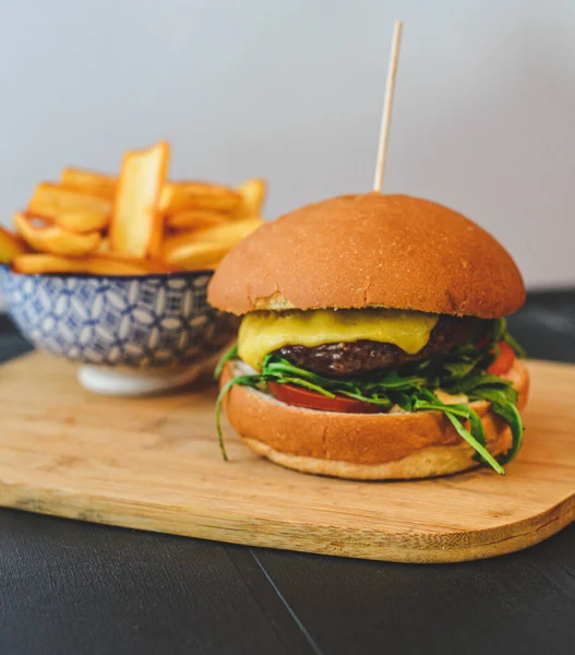 Hamburguesa Queso Res Con Papas Fritas Sobre Una Tabla —  Fotos de Stock