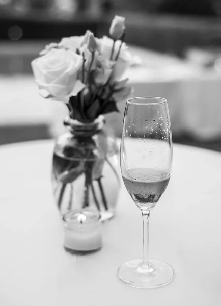 Centerpiece Gemaakt Met Bloemen Een Kopje Champagne — Stockfoto