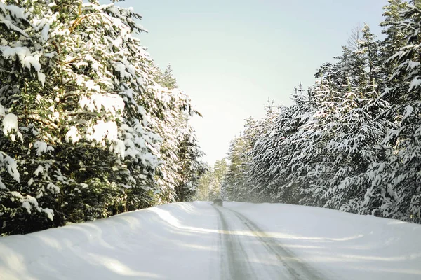 Στο Βάθος Ένα Αυτοκίνητο Περνάει Από Ένα Χιονισμένο Δρόμο Ανάμεσα — Φωτογραφία Αρχείου