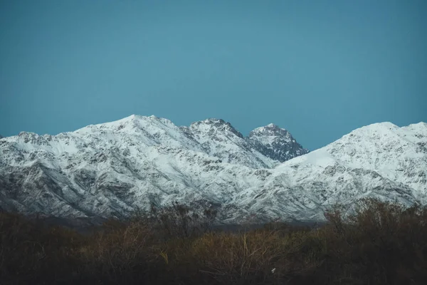 安第斯山脉在阿根廷的蓝天场景 — 图库照片