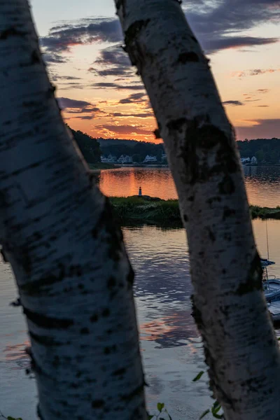 Маленький Маяк Деревами Під Час Заходу Сонця — стокове фото