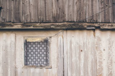 Eski ahşap evin beyaz boyalı duvarındaki perdeli pencere, boşluğu kopyala