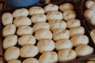 Patatesli turtalar, fırın tepsisindeki turtalar.