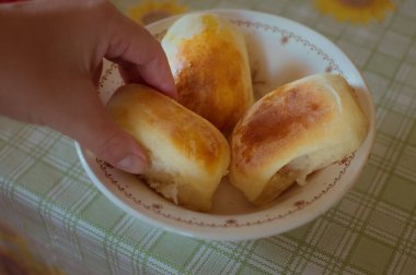 Kadının eli masadaki lanet turtayı alıyor.