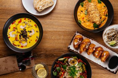 Masa çeşitli pan-Asya yemekleri ile servis edilir. Çorba. Selam.